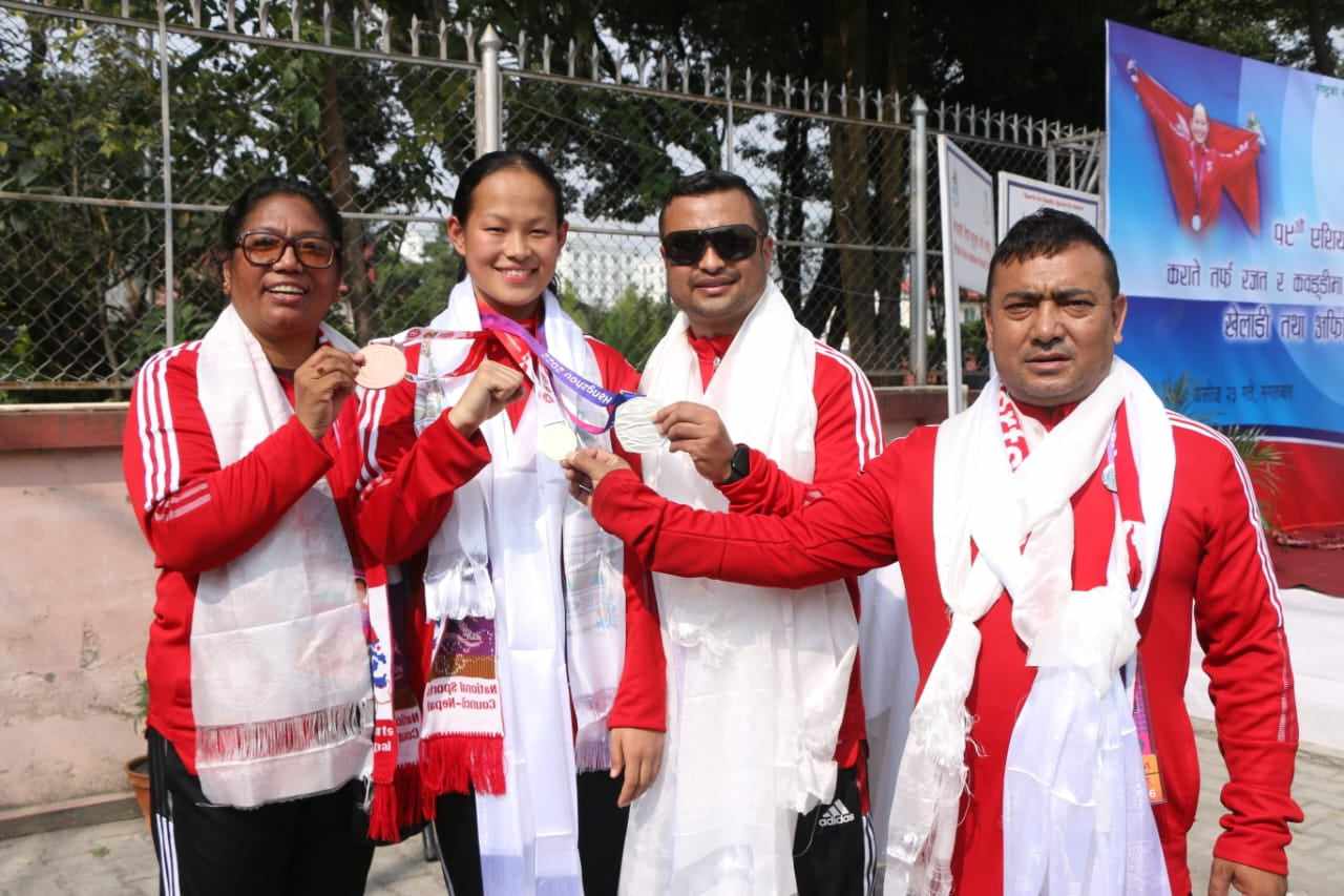 एसियाडमा पदक जित्ने नेपाली खेलाडीलाई विमानस्थलमा भव्य स्वागत (फोटो फिचर) 